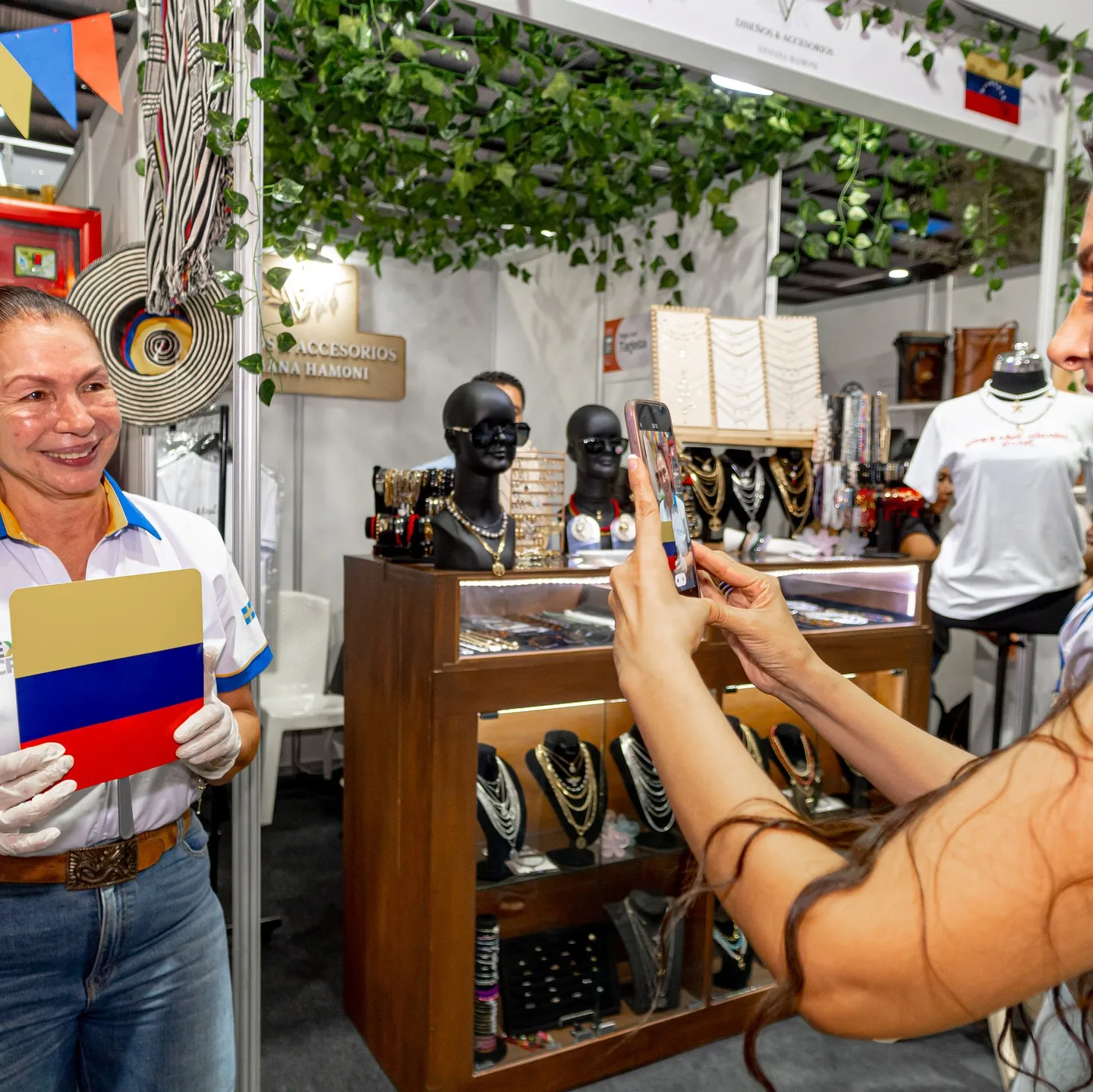 Dora Franco con la bandera de Colombia en su stand de la Fexpo